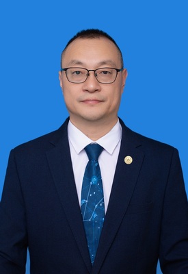 母天华
高中部常务副校长、高中数学高级教师
集团清北教师。毕业于四川师范大学，从教27年，担任班主任工作27年，从2011年起被聘为江油市数学联合教研组成员，多次被评为优秀教研员。从2009年起一直担任小英才班班主任，近年来有五人进入清华、北大。