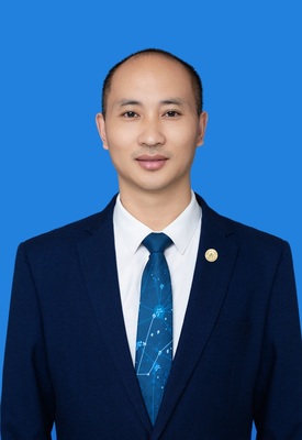 李云刚
年级主任、高中语文教师
集团清北教师。来自山西顶级民办学校海泉中学，从事高中语文教学10余年，多次荣获省级中学生现场作文竞赛一等奖、二等奖。所教学生多人考入清华、北大，985、211。教育格言：“凡事做最坏的打算，做最充分的准备，争取最好的结果”