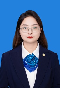 邓心艺
高中化学教师
学校骨干教师。毕业于四川师范大学，有多年高中化学一线教学经验。注重因材施教，逻辑培养，所教学生考入四川大学，东华大学等知名高校，曾获得青年教师赛课特等奖等荣誉。