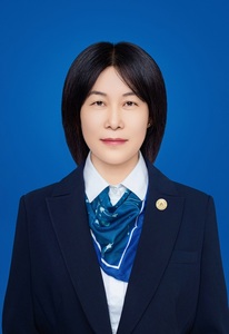 韩滟
高中语文高级教师
从事语文教学近三十年，高三教学十八年，爱岗敬业，恪守职责，严谨治学，求真务实，以身立教。曾获省级优质课一等奖，连续多年被评为校级、县级、市级优秀教师，模范班主任，红旗教师。多篇有关语文教学的论文发表于市级、国家级教育刊物。所带毕业班学生有数十名同学被985、211高等学府录取，一名同学被北大录取。2024年高考，所带班级语文最高分128分，平均分111分。